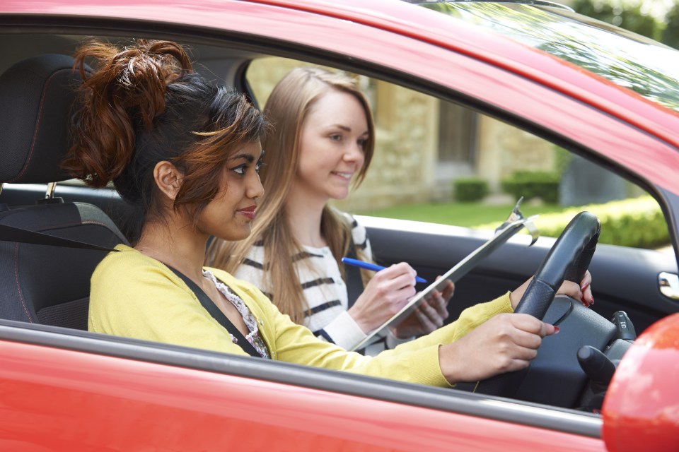 une personne conduit avec un accompagnateur