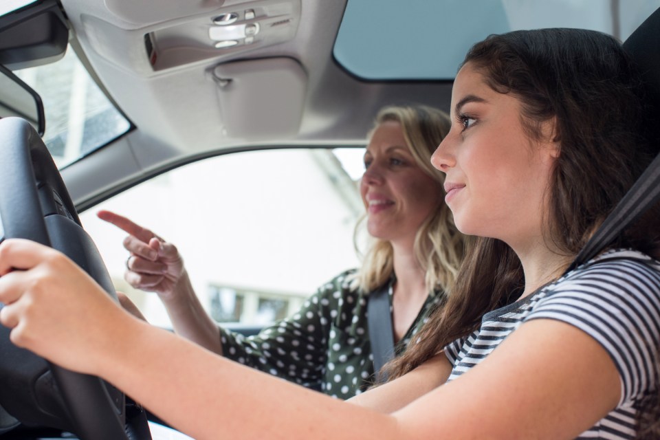 une femme apprend à conduire